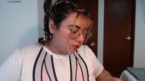 Snapshot of yini_angel07 chatting on 07-16-26, 01:33 hii i am yini online show from 07-16-26, 01:33