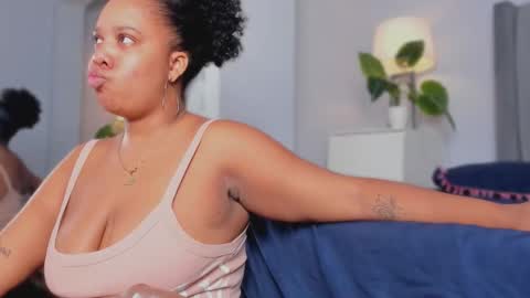 roxie reyes  online show from 10-01-25, 02:50