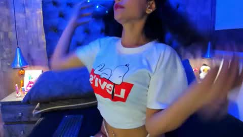 Snapshot of yiyisandoval chatting on 11-06-25, 08:43 yiyisandoval online show from 11-06-25, 08:43