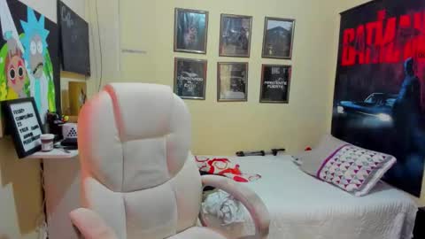 Snapshot of yker18 chatting on 10-05-25, 03:43 yker online show from 10-05-25, 03:43