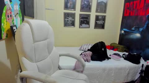 Snapshot of yker18 chatting on 10-09-25, 04:32 yker online show from 10-09-25, 04:32