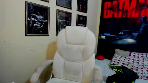 Snapshot of yker18 chatting on 10-14-25, 11:05 yker online show from 10-14-25, 11:05