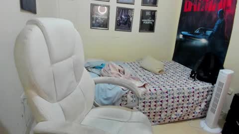 Snapshot of yker18 chatting on 03-26-26, 05:02 yker online show from 03-26-26, 05:02