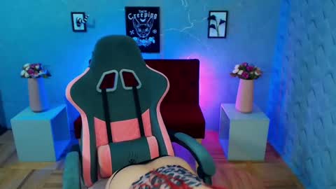 Yolandi-Foun online show from 01-22-25, 11:01