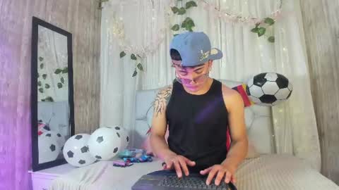 Snapshot of your_kitty_boy chatting on 06-25-26, 08:35 your_kitty_boy online show from 06-25-26, 08:35