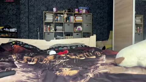 Mia online show from 04-29-26, 05:30