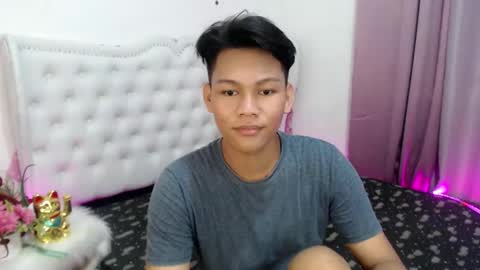 Snapshot of yourdreamboyxx chatting on 10-06-25, 12:02 HEN online show from 10-06-25, 12:02