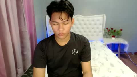 Snapshot of yourdreamboyxx chatting on 10-29-25, 11:17 HEN online show from 10-29-25, 11:17