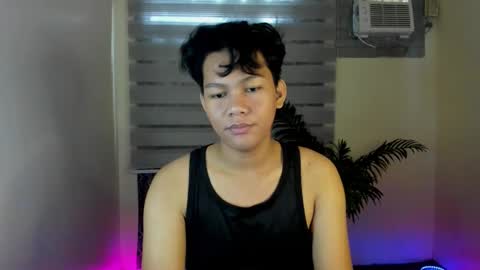 Snapshot of yourdreamboyxx chatting on 11-11-25, 12:21 HEN online show from 11-11-25, 12:21