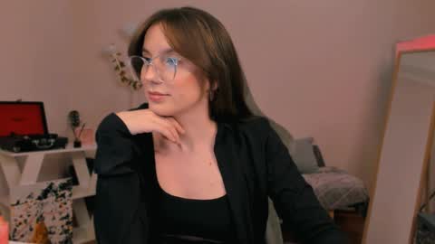 Snapshot of yourfrenchteacher chatting on 02-01-25, 09:08 Chloe online show from 02-01-25, 09:08