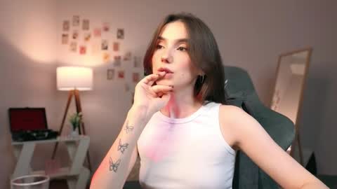Snapshot of yourfrenchteacher chatting on 09-11-25, 08:20 Chloe online show from 09-11-25, 08:20