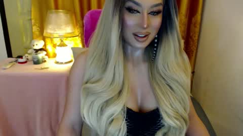 Snapshot of yourmistressofevil_isback chatting on 06-10-26, 06:51 Adriana Maxwell online show from 06-10-26, 06:51