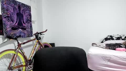 Snapshot of youwishtobeme chatting on 02-05-25, 01:04 elizabeth ju online show from 02-05-25, 01:04