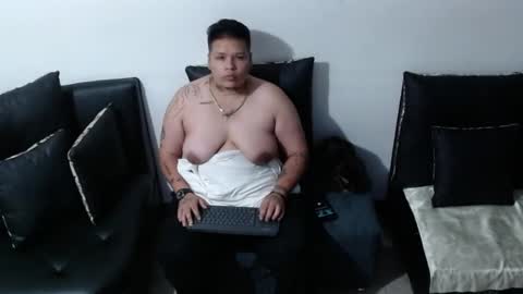 Snapshot of yulandval chatting on 11-09-25, 01:48 yul and val couple online show from 11-09-25, 01:48