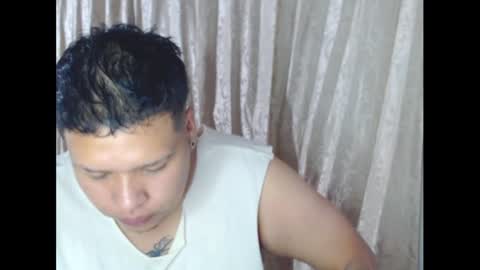 Snapshot of yulandval chatting on 11-18-25, 04:06 yul and val couple online show from 11-18-25, 04:06