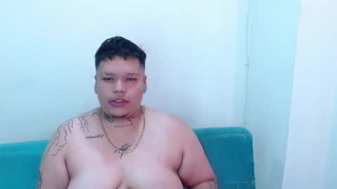 Snapshot of yulandval chatting on 11-26-25, 05:36 yul and val couple online show from 11-26-25, 05:36