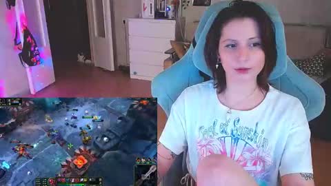 Snapshot of yum_neko_chan chatting on 01-21-25, 11:13 Kris online show from 01-21-25, 11:13