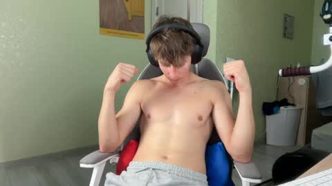 Snapshot of yummyalexxx chatting on 05-16-26, 04:17 Alex online show from 05-16-26, 04:17