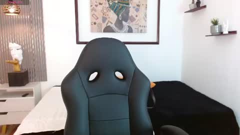 Y U R I online show from 07-25-26, 12:03