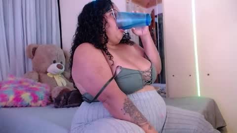 Snapshot of yvonn_jlove chatting on 10-08-25, 01:58 yvonn online show from 10-08-25, 01:58