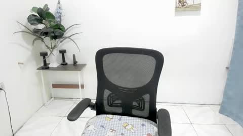Snapshot of yvonne_s3xy chatting on 05-23-26, 02:10 Yvonne online show from 05-23-26, 02:10