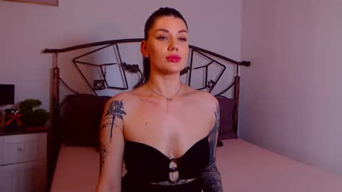 I V Y   online show from 12-13-25, 08:47