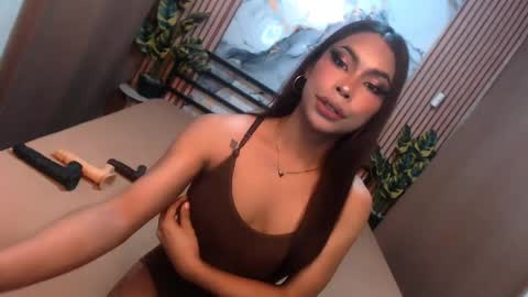 Snapshot of yvonnellvs chatting on 05-19-26, 04:35 yvonnellvs online show from 05-19-26, 04:35