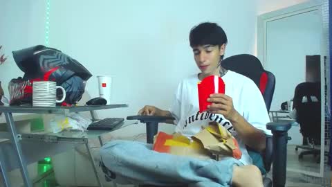 Snapshot of zacktk7 chatting on 12-25-24, 09:33 zack online show from 12-25-24, 09:33