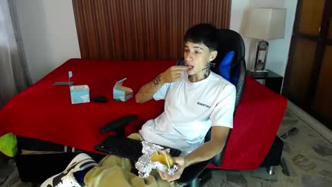 Snapshot of zacktk7 chatting on 12-28-24, 05:03 zack online show from 12-28-24, 05:03