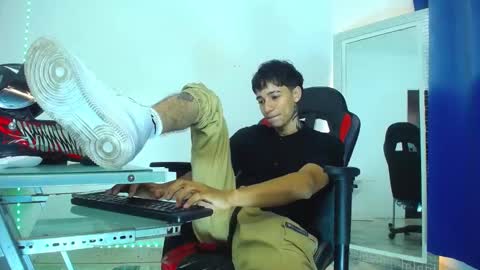 Snapshot of zacktk7 chatting on 12-31-24, 02:19 zack online show from 12-31-24, 02:19