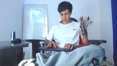 Snapshot of zacktk7 chatting on 02-04-25, 07:44 zack online show from 02-04-25, 07:44