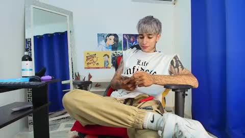 Snapshot of zacktk7 chatting on 03-10-25, 08:23 zack online show from 03-10-25, 08:23