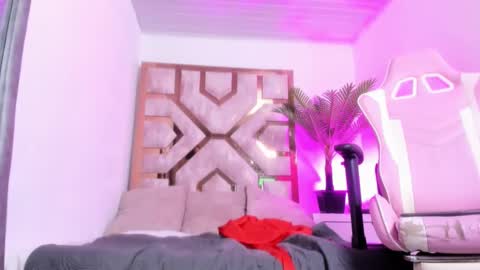 Snapshot of zamira_taylor chatting on 02-25-25, 01:52 zamira_taylor online show from 02-25-25, 01:52
