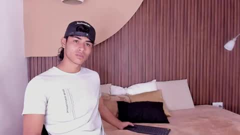 Snapshot of zander_2120 chatting on 03-09-25, 02:10 Zander online show from 03-09-25, 02:10