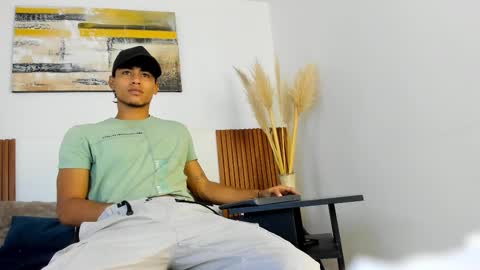 Snapshot of zander_2120 chatting on 09-10-25, 01:00 Zander online show from 09-10-25, 01:00