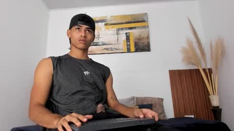 Snapshot of zander_2120 chatting on 10-28-25, 01:25 Zander online show from 10-28-25, 01:25