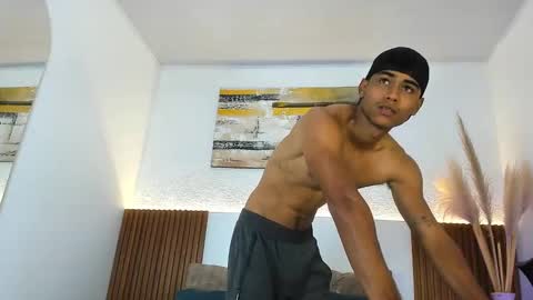 Snapshot of zander_2120 chatting on 11-10-25, 01:54 Zander online show from 11-10-25, 01:54