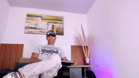 Snapshot of zander_2120 chatting on 11-11-25, 01:44 Zander online show from 11-11-25, 01:44