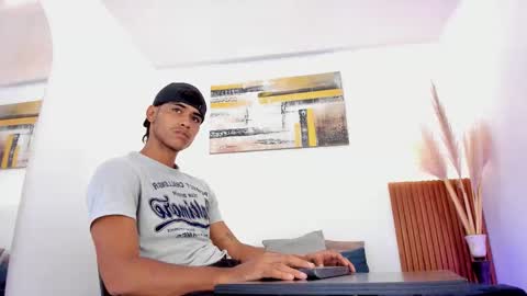 Snapshot of zander_2120 chatting on 11-14-25, 01:32 Zander online show from 11-14-25, 01:32