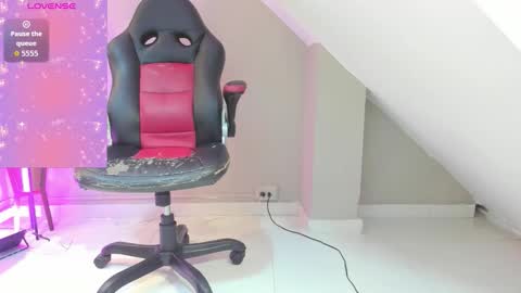 Snapshot of zary_saenz chatting on 11-13-25, 12:15 Zary online show from 11-13-25, 12:15