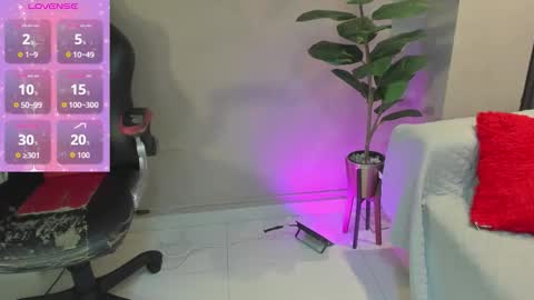 Snapshot of zary_saenz chatting on 11-19-25, 12:49 Zary online show from 11-19-25, 12:49