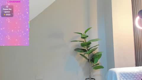 Snapshot of zary_saenz chatting on 12-20-25, 11:17 Zary online show from 12-20-25, 11:17