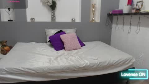 Snapshot of zean_lee chatting on 01-07-26, 12:18 Karolyne online show from 01-07-26, 12:18