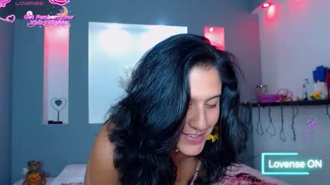 Snapshot of zean_lee chatting on 02-19-26, 07:32 Karolyne online show from 02-19-26, 07:32