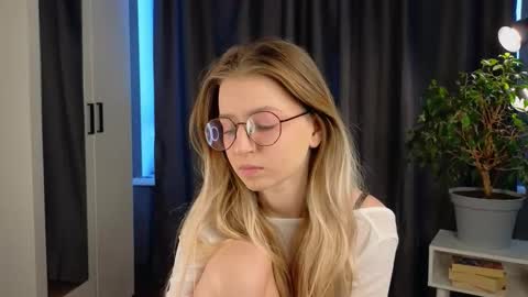 Avi online show from 09-23-25, 01:25