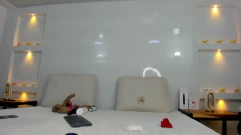 Zenda Evans online show from 09-25-25, 04:27