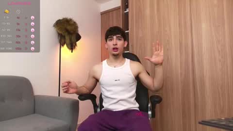 Snapshot of zenn_rush chatting on 01-31-25, 01:02 Zenn online show from 01-31-25, 01:02