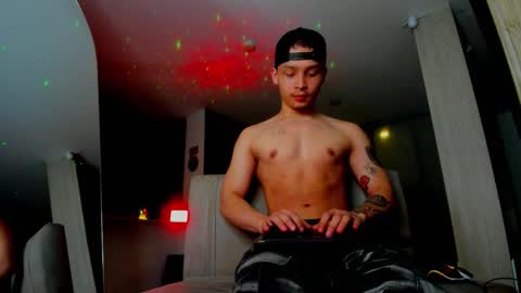 Snapshot of zeusjeff chatting on 12-23-25, 04:32 zeus online show from 12-23-25, 04:32