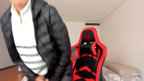 Snapshot of zoe_jeane_beker chatting on 12-18-25, 07:53 ZOE online show from 12-18-25, 07:53