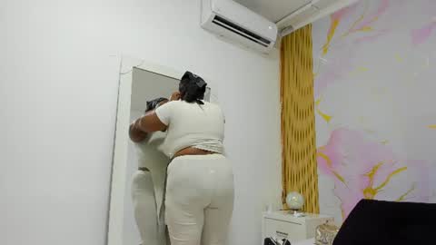 Snapshot of zoe_lennox2 chatting on 07-28-26, 11:39 Z O E online show from 07-28-26, 11:39